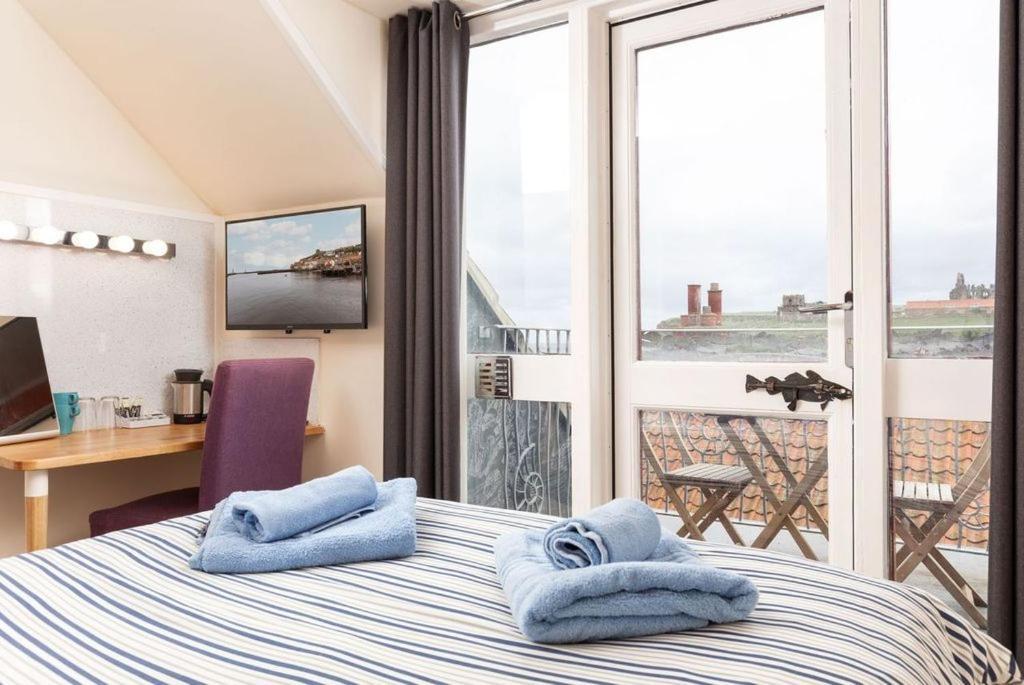 Silver Street Suites Уитби Экстерьер фото