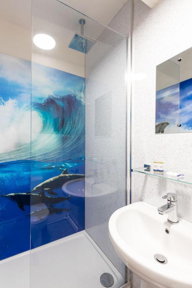 Silver Street Suites Уитби Экстерьер фото