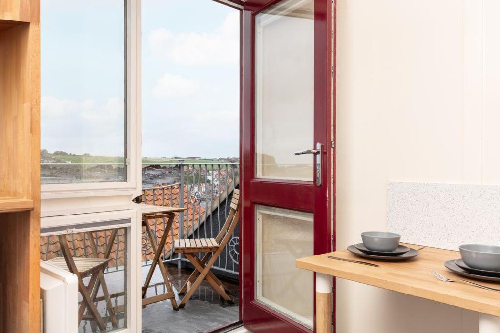 Silver Street Suites Уитби Экстерьер фото