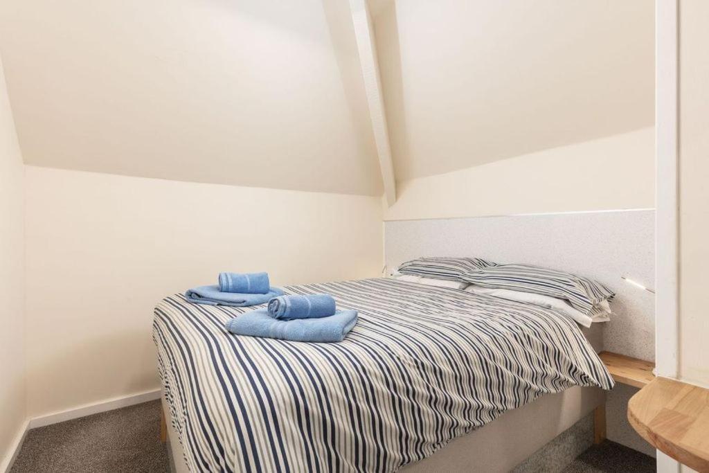 Silver Street Suites Уитби Экстерьер фото