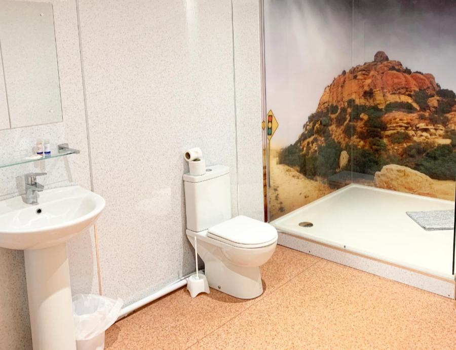 Silver Street Suites Уитби Экстерьер фото