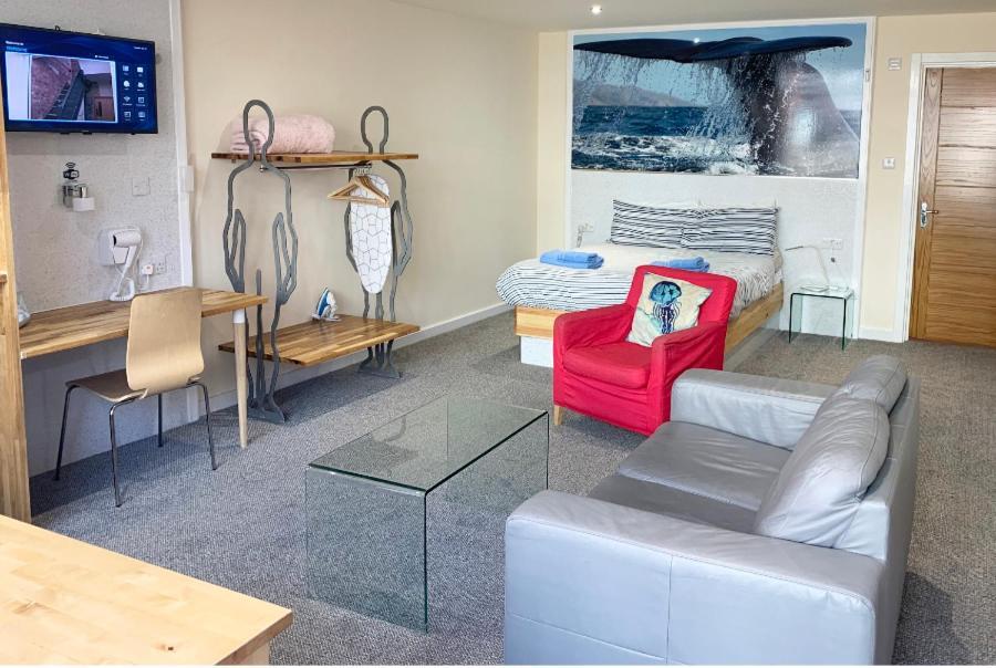 Silver Street Suites Уитби Экстерьер фото