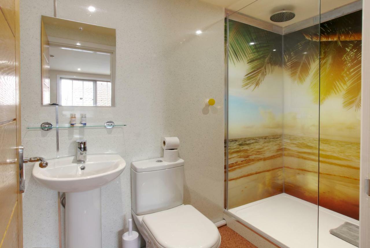 Silver Street Suites Уитби Экстерьер фото