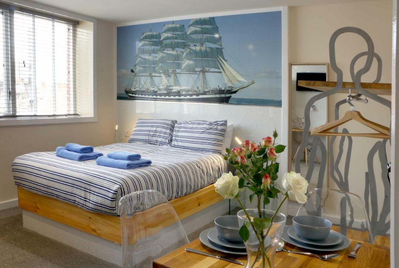 Silver Street Suites Уитби Экстерьер фото