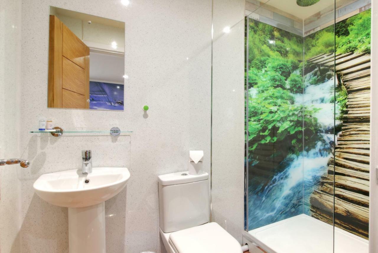 Silver Street Suites Уитби Экстерьер фото