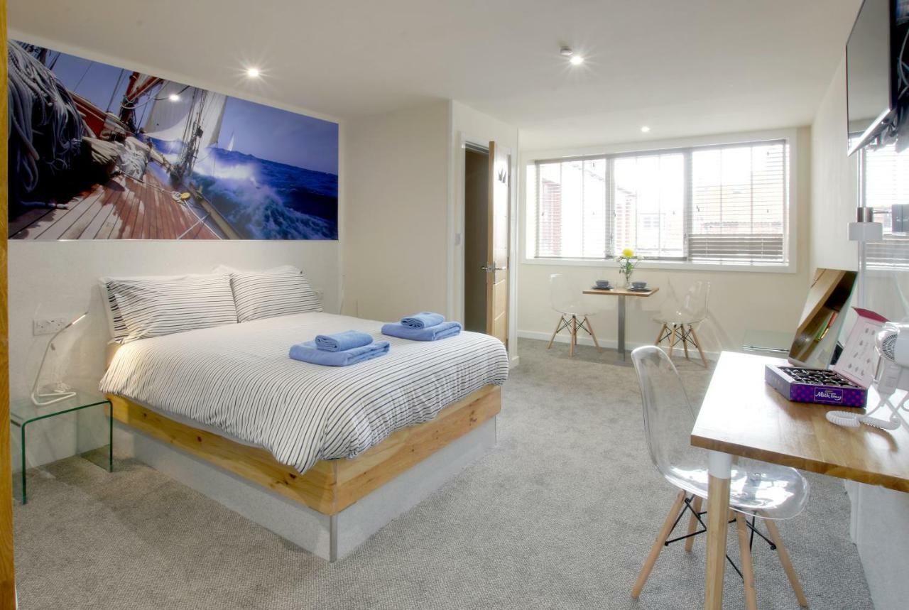 Silver Street Suites Уитби Экстерьер фото