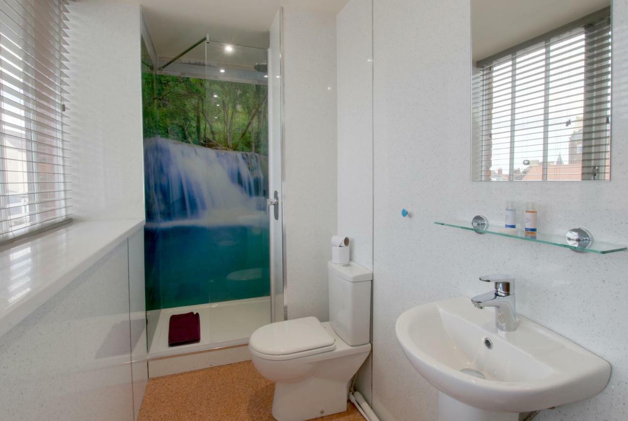Silver Street Suites Уитби Экстерьер фото