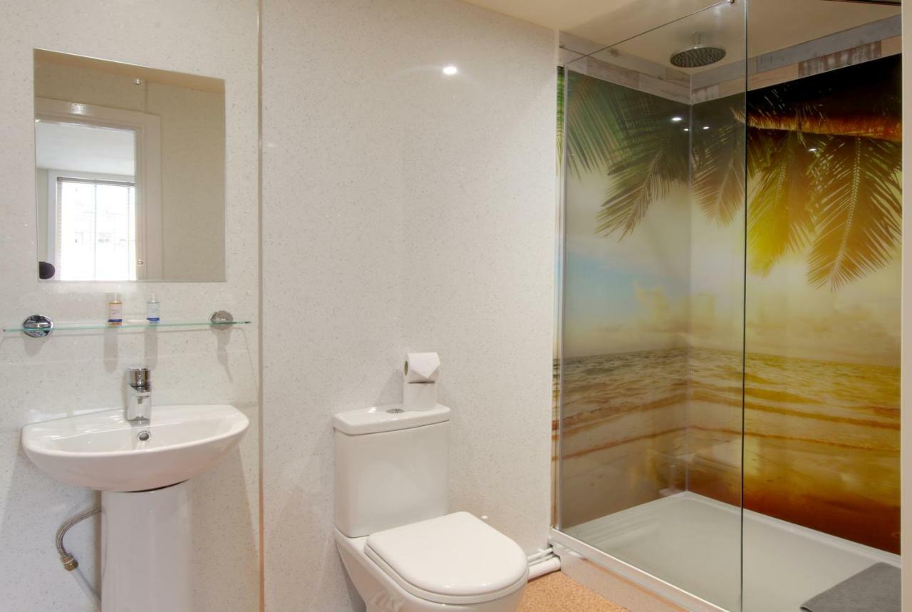 Silver Street Suites Уитби Экстерьер фото