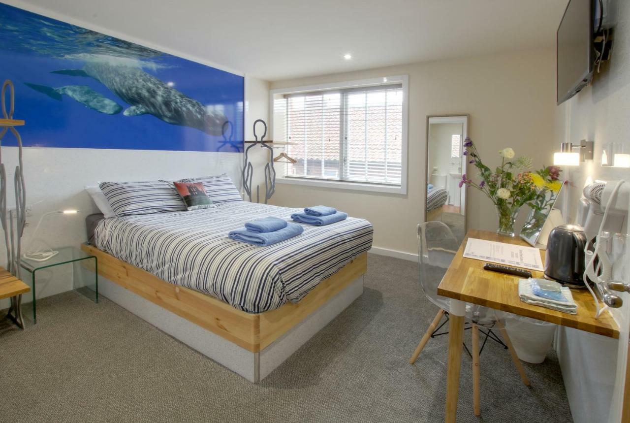 Silver Street Suites Уитби Экстерьер фото
