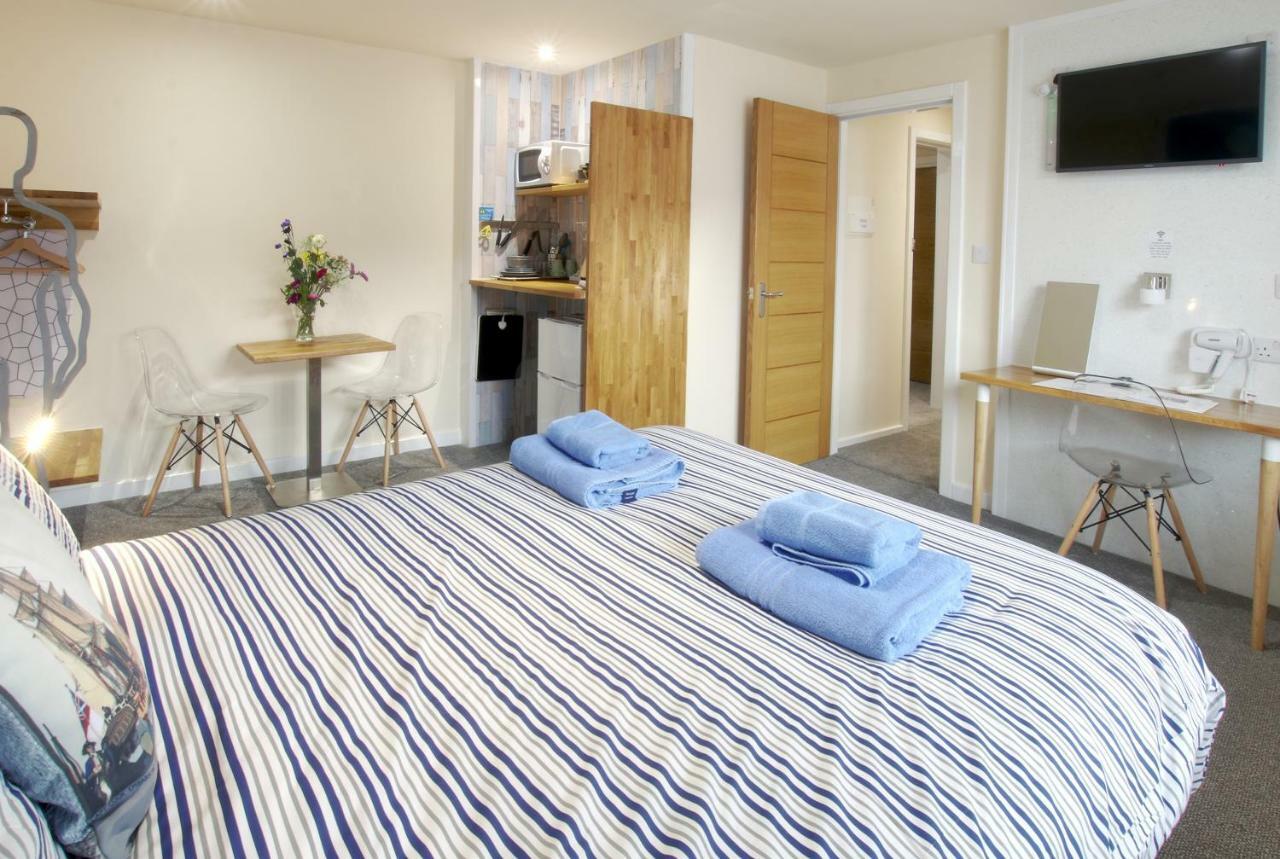 Silver Street Suites Уитби Экстерьер фото